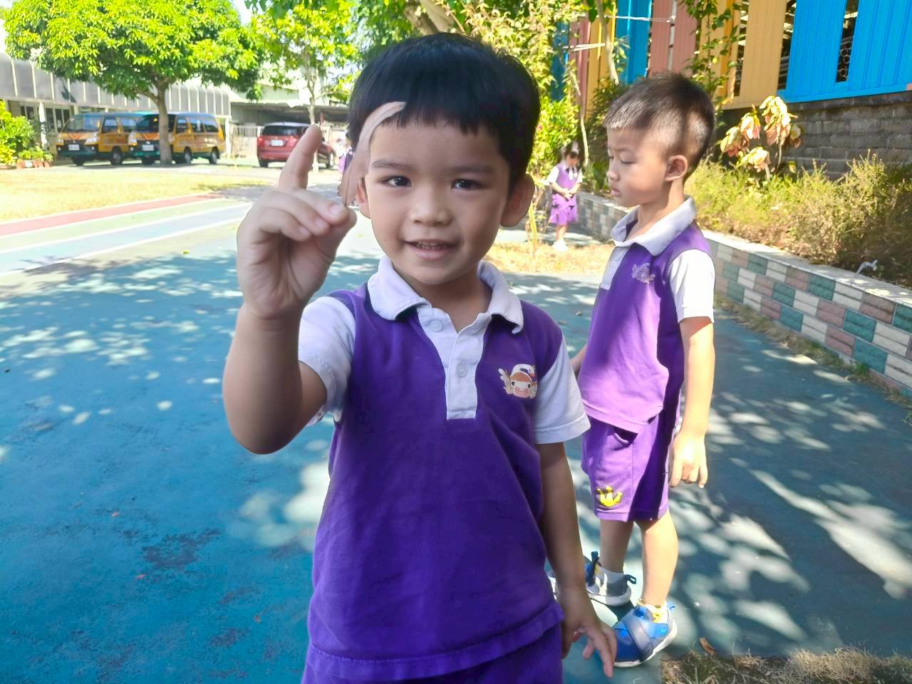 Winnie114.10.16主題活動~樹葉書籤DIY(1)