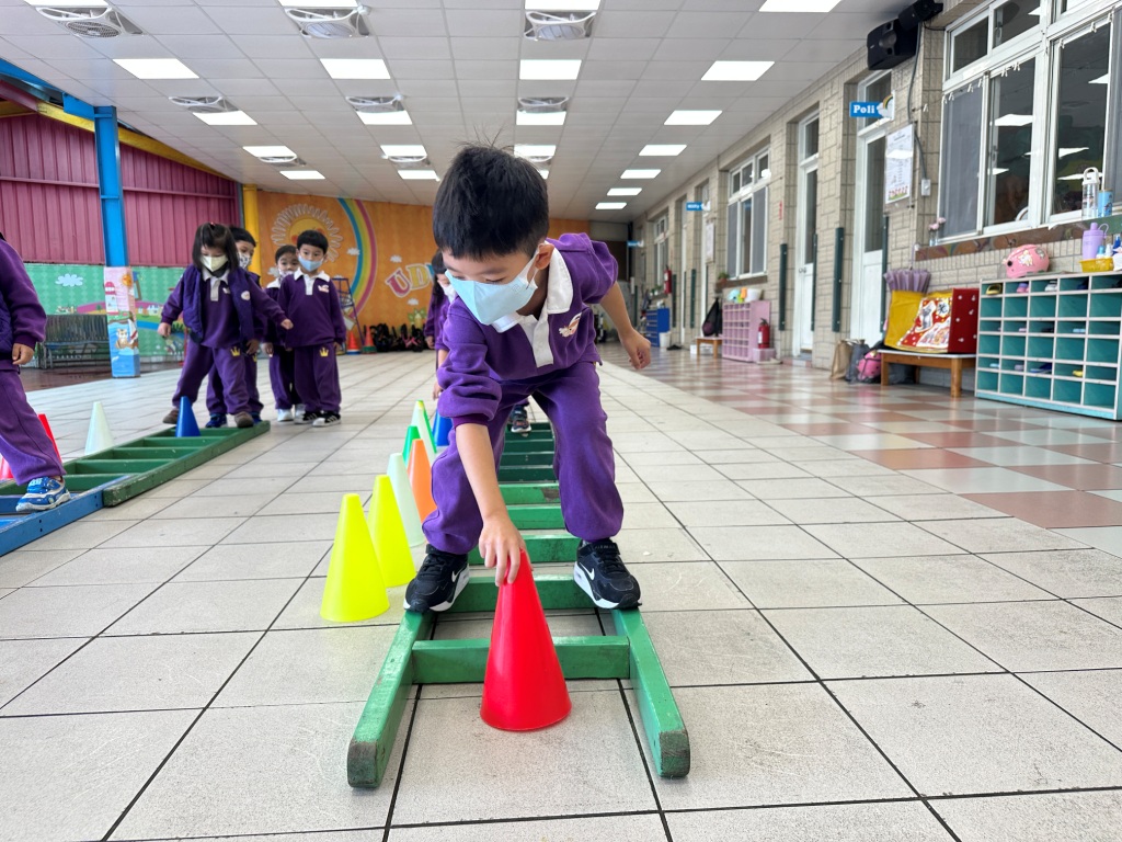 Snoopy115.03.05大肌肉運動-平衡木梯挑戰