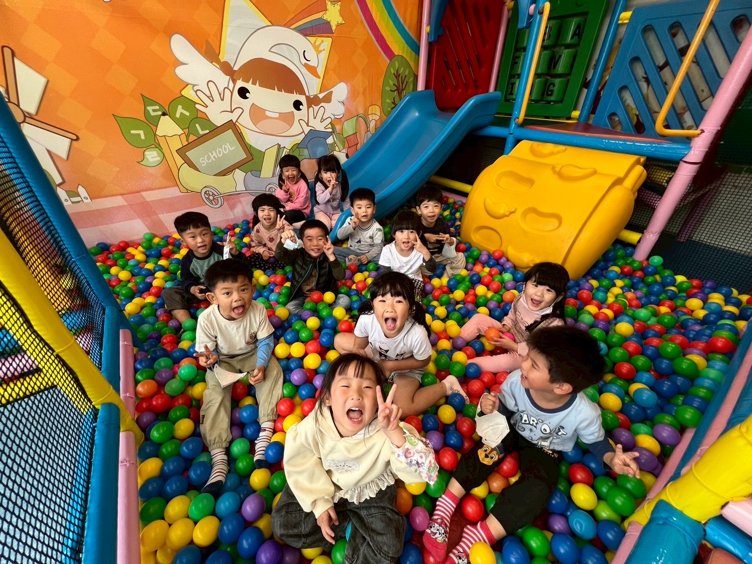 Snoopy115.04.08球池遊戲time