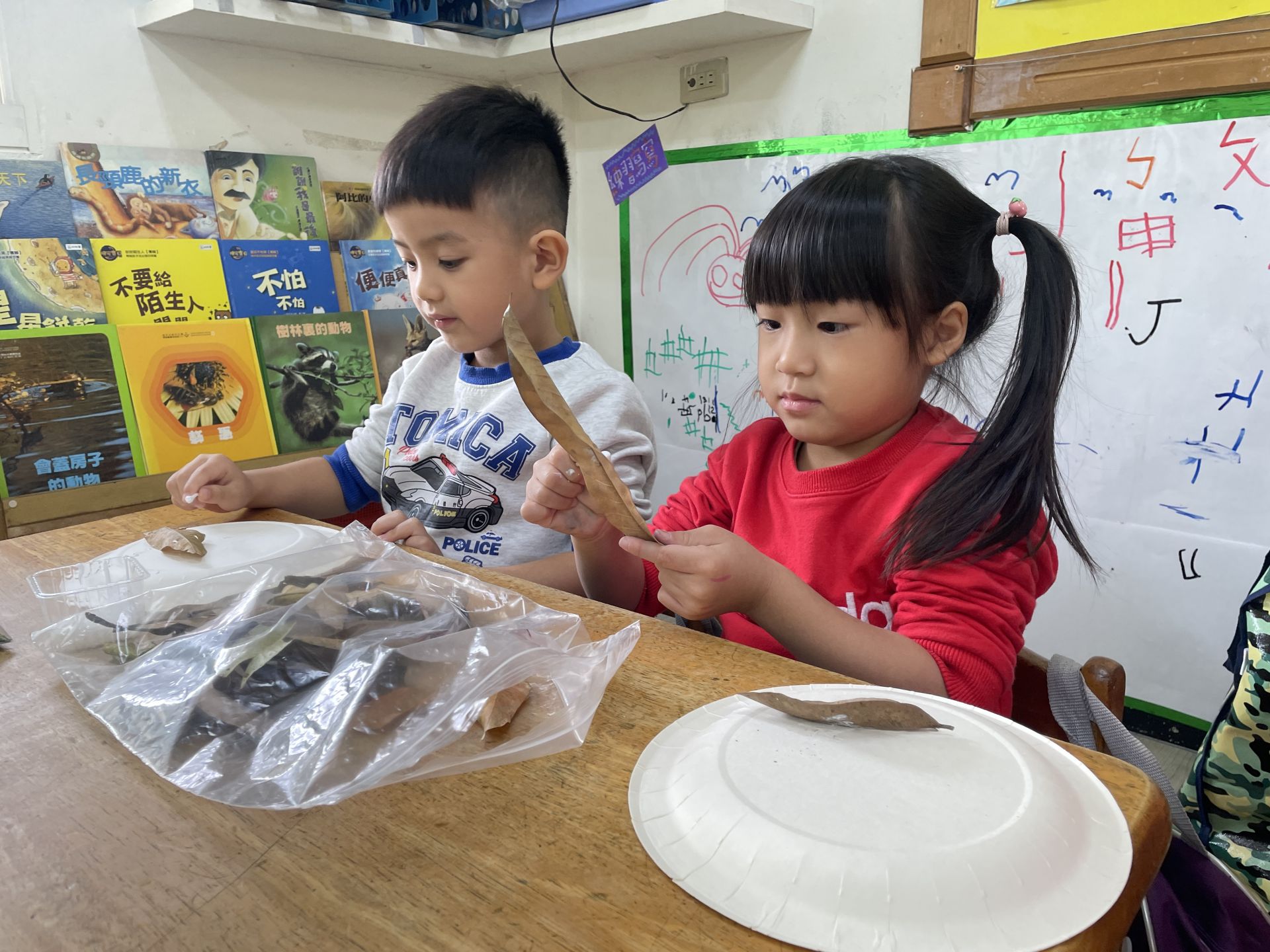 Poli1141128主題活動-落葉拼貼畫