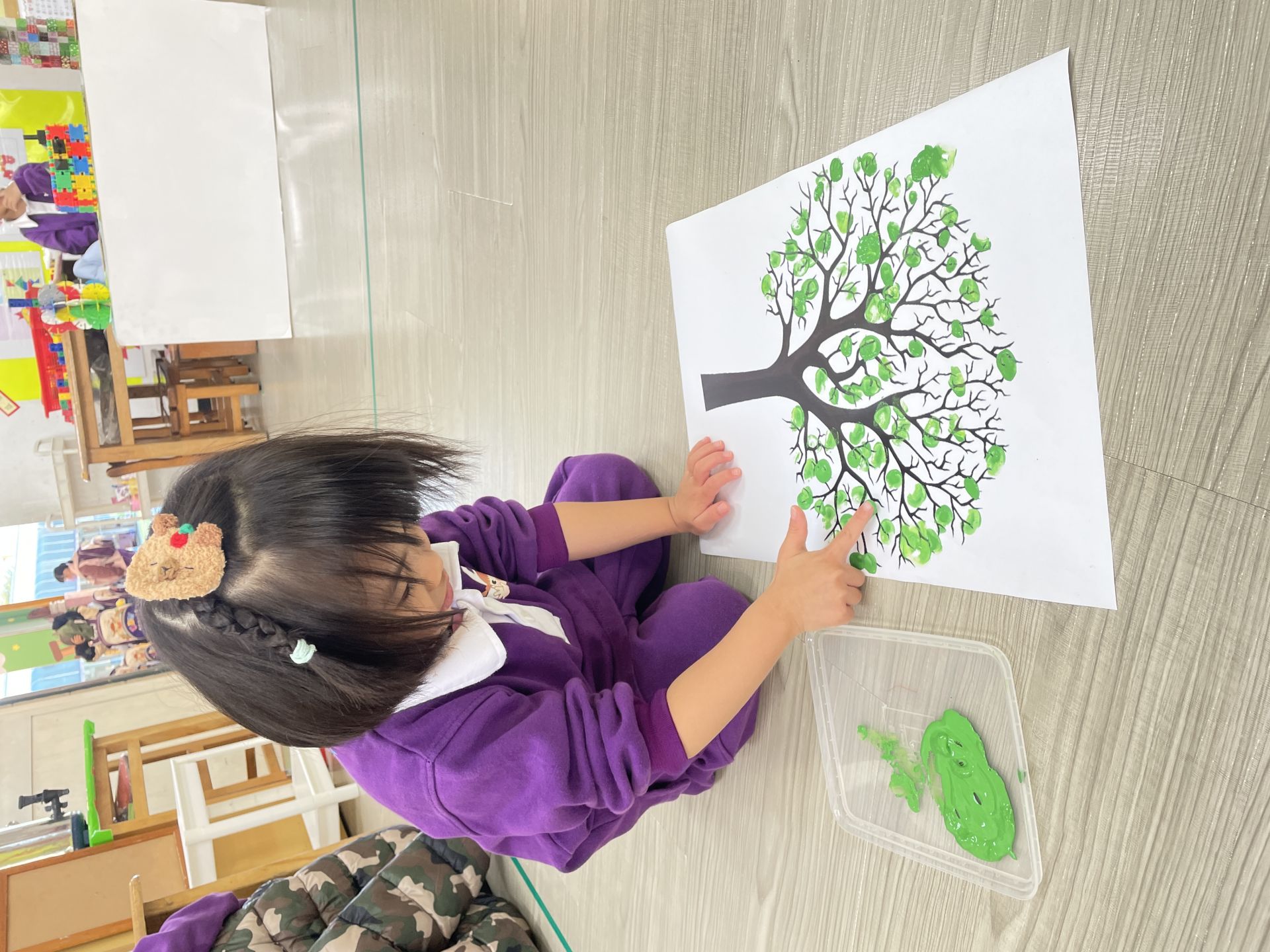 Poli1141201主題活動-手指蓋印樹