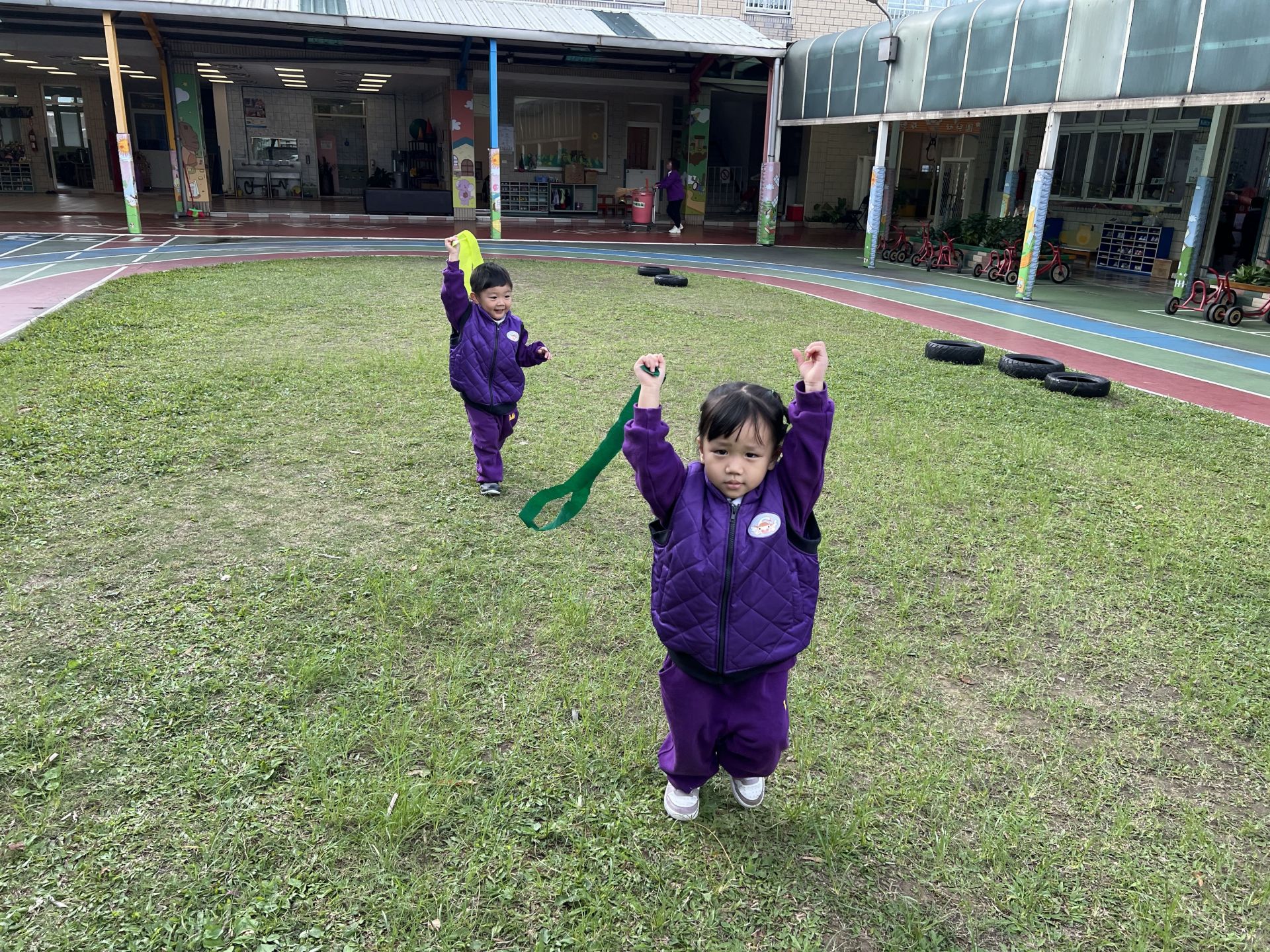 Yoyo-114.11.10-11.14主題活動-身體動一動~風吹樹葉飛-誰的葉子飛得高~我是小葉子