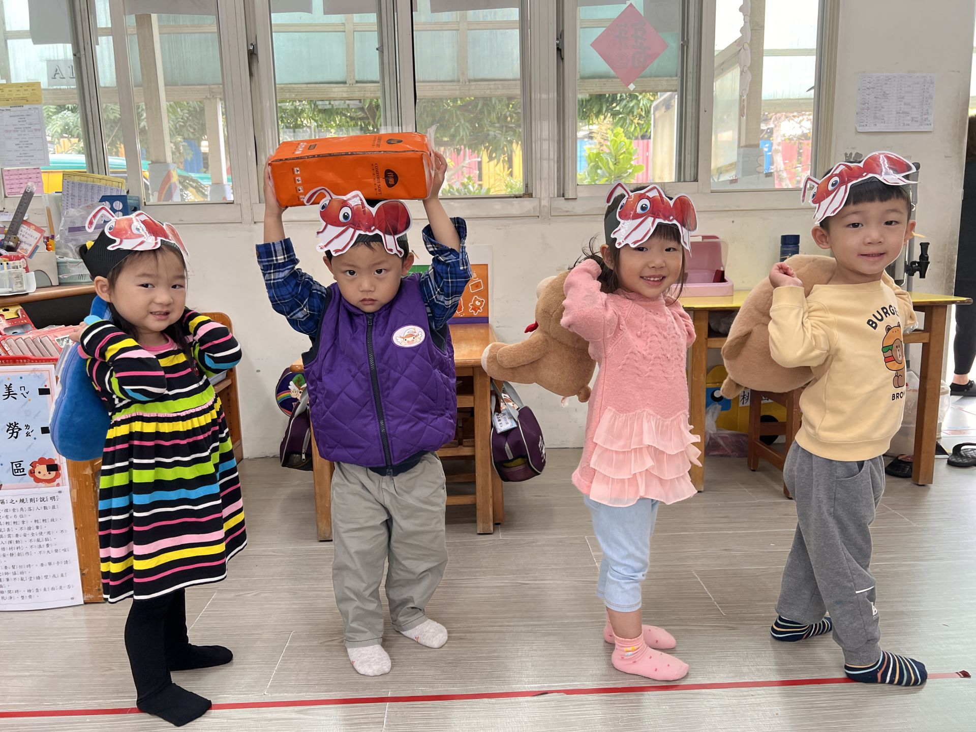 Yoyo-115.03.09-03.13主題活動-奇妙大自然-動物群兵-螞蟻搬東西