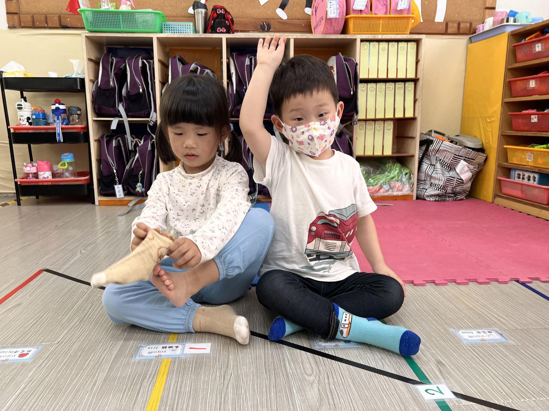 Yoyo-115.04.20-04.24主題活動~生活放大鏡~手和腳-我會自己穿襪子