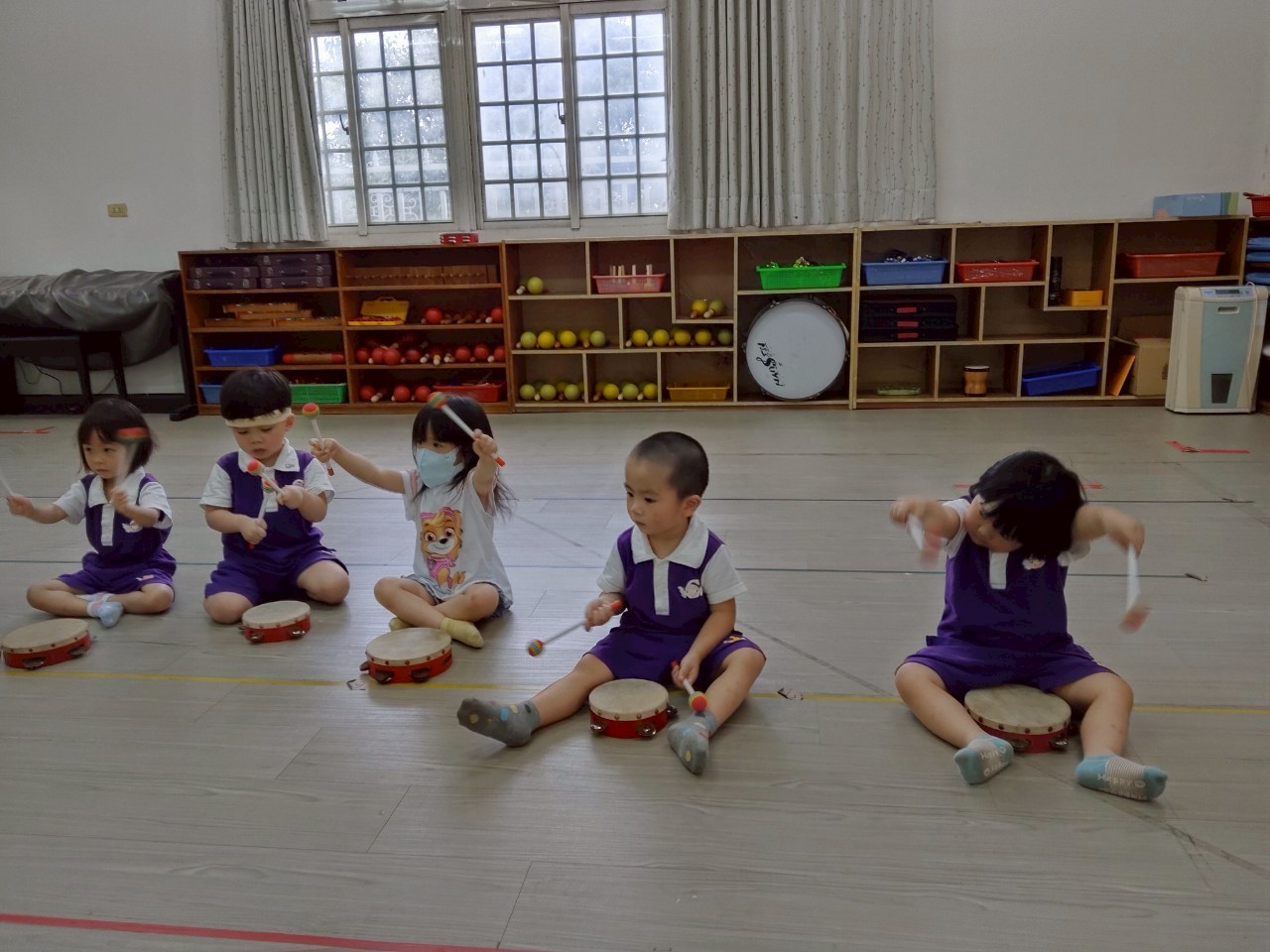 Baby1140602敲敲鈴鼓